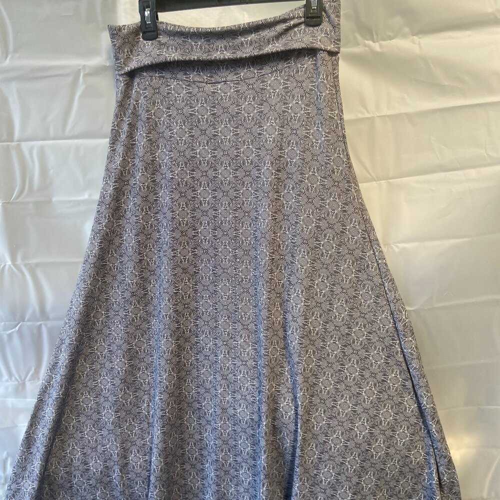 LuLaRoe roll-top maxi skirt in a gray and white geometric pattern.